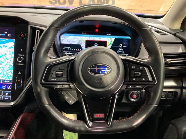 �C���e���A�ɍ��킹���f�U�C���̃X�e�A�����O�́A�^�]�������̂��Ƃ��l���A�^�]���₷���`��A�傫���ł��B�����x�A���ۂɐG���Ă��m���߂��������B