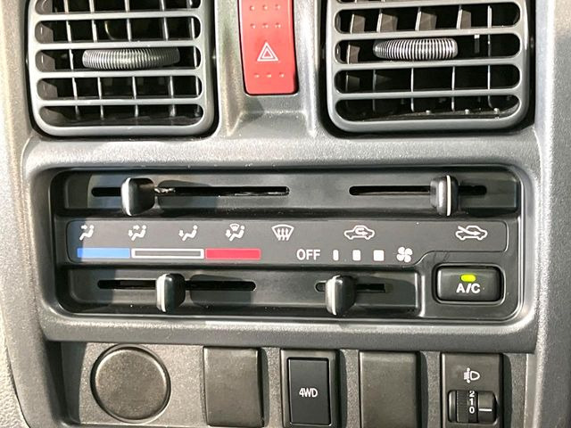 寒い冬も暑い夏も全席に快適な空調を届けてくれる、ダイヤル式エアコンを装備♪