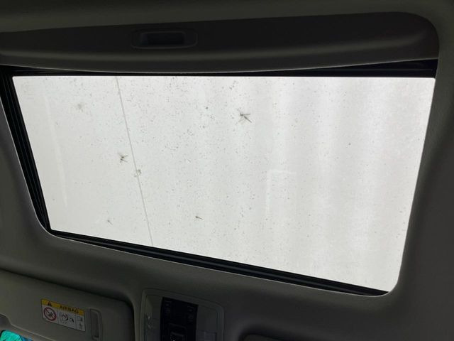 【サンルーフ】開放感たっぷりの希少装備、サンルーフが装着されています!車内に明かりを取り入れたり景色を楽しむ以外にも、車内の空気も簡単に換気できて快適です!