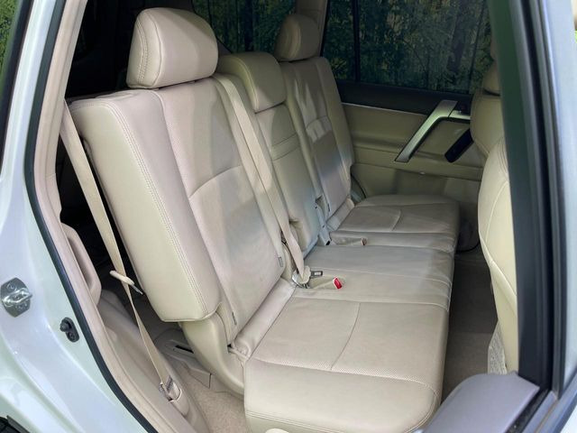 広々とした2列目シートは居住性が高く、居心地も快適!友達や家族とのお出かけにぴったりです。ベビーシートやチャイルドシート使用時も快適にお過ごしいただける十分な空間を確保しています。