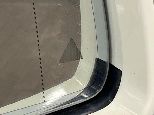 ●ブラインドアシストセンサー:視角からの車を感知し、ドライバーが車線変更を行う際に、警告音と共に注意を促してくれる安全支援機能です!