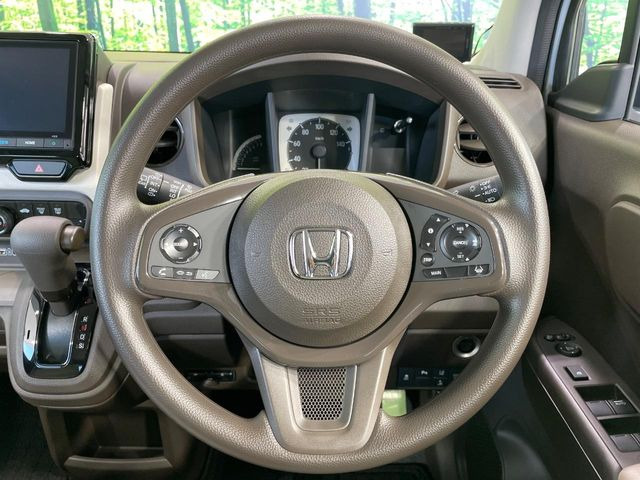 �C���e���A�ɍ��킹���f�U�C���̃X�e�A�����O�́A�^�]�������̂��Ƃ��l���A�^�]���₷���`��A�傫���ł��B�����x�A���ۂɐG���Ă��m���߂��������B