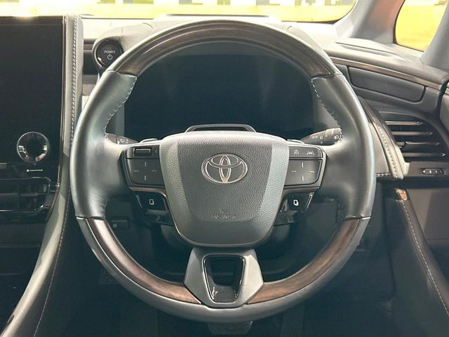 【ウッドコンビステアリング】高級感ある木目調パーツを採用した手に良く馴染むコンビハンドル。運転席廻りの雰囲気も一気に豪華になります!