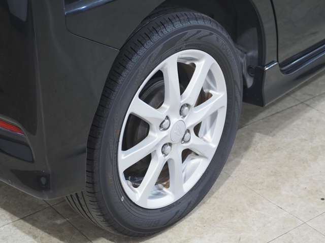タイヤのホイールの細かいところまでキレイいにしてからお渡しします!
