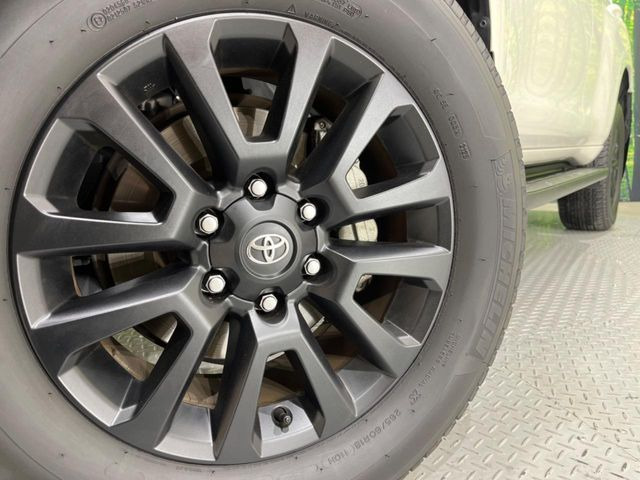 【純正18インチアルミホイール】外観にマッチした純正アルミホイールを装着しております。各種社外アルミホイールや、スタッドレスタイヤも取扱いしております。是非ご相談ください♪