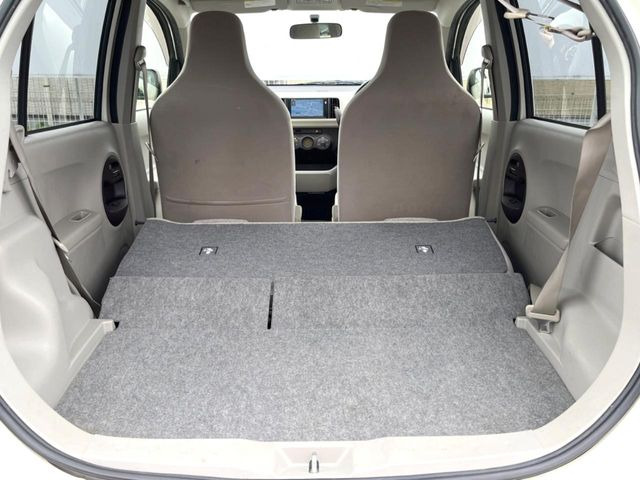 ���i�̂���������ʋ΁A���}���ɏ\���ȉ׎��X�y�[�X���m�ۂ��Ă���܂��B�Z�J���h�V�[�g��|���ƁA�傫�ȉו��̐ύڂ��\�ł���