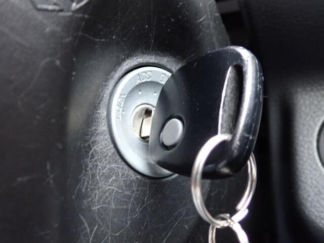 エンジン始動は、キーを差し込むタイプです。