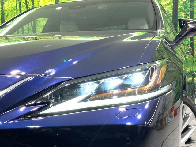 【三眼LEDヘッドライト】スタイリッシュな見た目の三眼LEDヘッドライトを装備♪スタイルだけでなく、夜間の走行も視界良好で安心してお乗りいただけます。