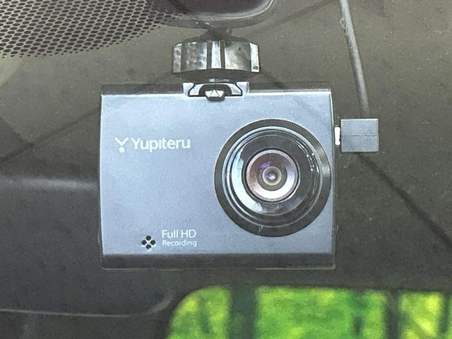 【ドライブレコーダー】安心・安全なカーライフに必須のドライブレコーダーを装備!走行中はもちろん、あおり運転や事故に遭遇した際の状況も映像で記録し、万一のリスクに備えます。