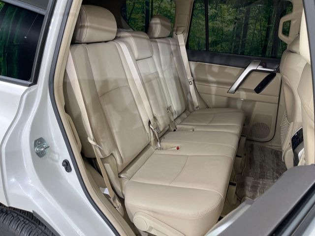 後部座席も気になるようなキズ・汚れやへたり等、大きなダメージはなく、良好な状態です。