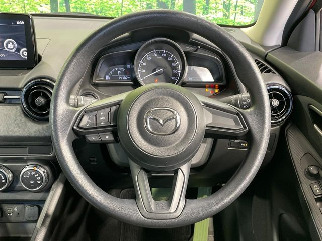 �C���e���A�ɍ��킹���f�U�C���̃X�e�A�����O�́A�^�]�������̂��Ƃ��l���A�^�]���₷���`��A�傫���ł��B�����x�A���ۂɐG���Ă��m���߂��������B