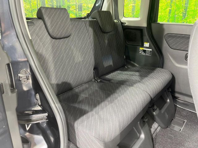 後部座席も気になるようなキズ・汚れやへたり等、大きなダメージはなく、良好な状態です。