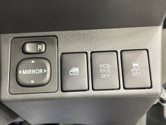 【電動格納ミラー】サイドミラーは電動格納式となっており、狭い駐車場でもキズがつくリスクを抑えられます。