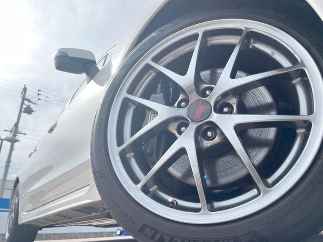 �y�O���[�h��p����BBS18�C���`�A���~�z�C�[���z�f�U�C�����̍��������A���~�z�C�[���𑕒����Ă���܂��B�e��ЊO�A���~�z�C�[����A�X�^�b�h���X�^�C�����戵�����Ă���܂��B���񂲑��k����������