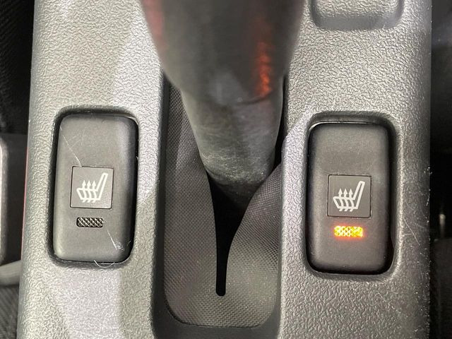 【シートヒーター】寒い日に重宝するシートヒーター!エアコンより早く温まってくれるので寒がりの人も安心ですね♪エアコンの温風は乾燥するから苦手、という方にもをおすすめです。