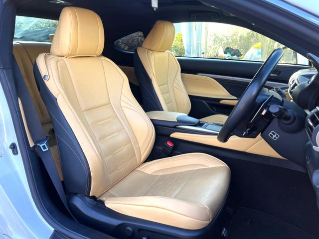 【ベージュレザーシート】デザイン性が高く、高級感のあるベージュ革シート。常に体に触れる部分だから、座り心地の良さにはこだわりたいですね♪汚れの付着や劣化を抑制する内装コーティング施工もおススメですよ♪