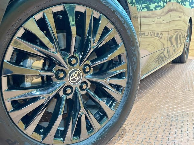 【純正19インチアルミホイール】外観にマッチした純正アルミホイールを装着しております。各種社外アルミホイールや、スタッドレスタイヤも取扱いしております。是非ご相談ください♪