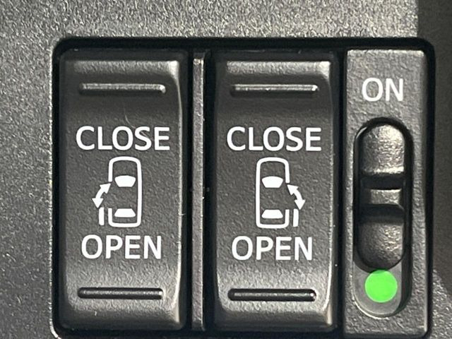 【両側パワースライドドア】スマートキーや運転席のスイッチで後席両側スライドドアの開閉が可能♪電動だから力を入れてドアを開ける必要が無く、小さなお子様でも簡単に開け閉めでき快適です♪
