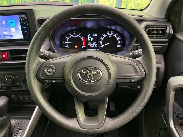 �C���e���A�ɍ��킹���f�U�C���̃X�e�A�����O�́A�^�]�������̂��Ƃ��l���A�^�]���₷���`��A�傫���ł��B�����x�A���ۂɐG���Ă��m���߂��������B