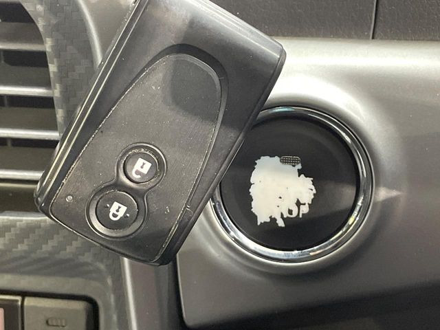 【キーフリーシステム】カバンやポケットに入れたままでもドアの施錠・解錠が可能なスマートキーを装備。エンジンのオン・オフ時もカギを取り出す必要が無いからとっても便利です♪