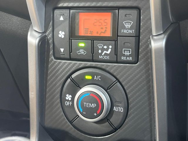 【オートエアコン】一度お好みの温度に設定すれば、車内の温度を検知し風量や温度を自動で調整。暑い…寒い…と何度もスイッチ操作をする必要はありません。快適な車内空間には必須の機能ですね♪
