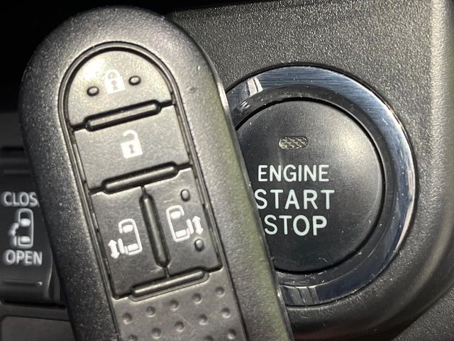 【スマートキー】カバンやポケットに入れたままでもドアの施錠・解錠が可能なスマートキーを装備。エンジンのオン・オフ時もカギを取り出す必要が無いからとっても便利です♪