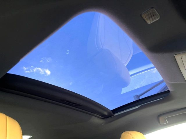 【ムーンルーフ】開放感たっぷりの希少装備、ムーンルーフが装着されています!車内に明かりを取り入れたり景色を楽しむ以外にも、車内の空気も簡単に換気できて快適です!