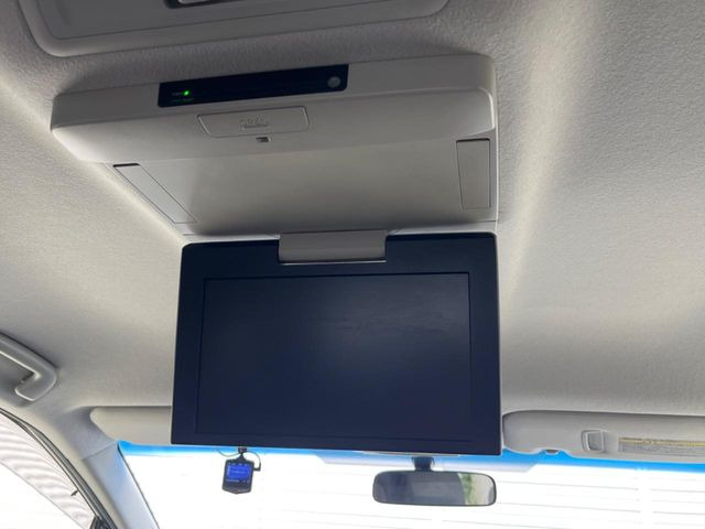 【フリップダウンモニター】大画面モニターで後席でもエンタメをお楽しみいただけます。小さなお子様にも大人気の装備です♪