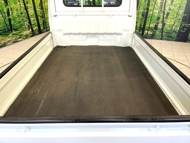 積み下ろしのしやすいデッキにはたっぷりと荷物を積み込んでいただけます。遊びから仕事まで、様々なシーンで頼れます♪