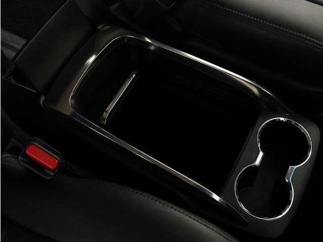 【センターコンソール】ドリンクホルダーと物置テーブルを備え、下部に大容量の収納BOXを完備!