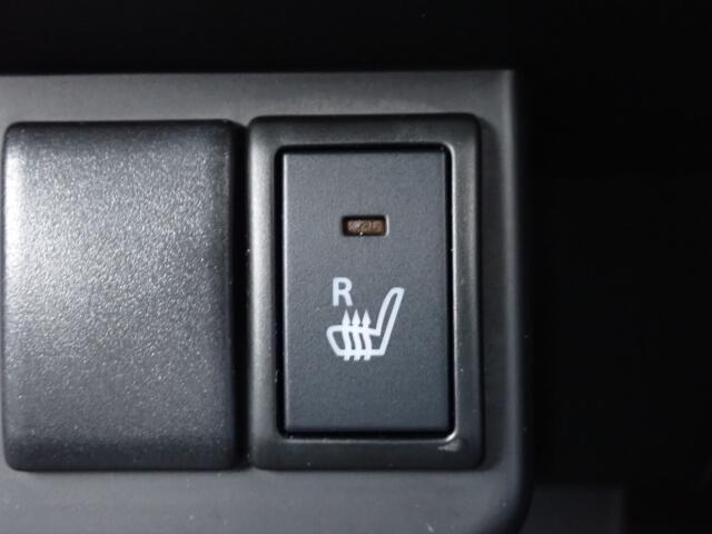 運転席シートには、シートヒーターが付いてるので、寒い時期にはありがたい装備です。