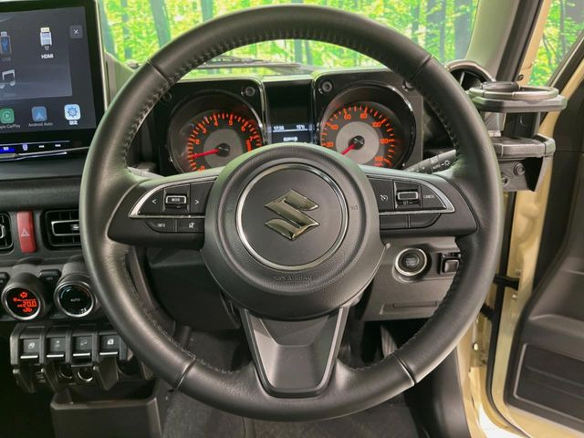 �C���e���A�ɍ��킹���f�U�C���̃X�e�A�����O�́A�^�]�������̂��Ƃ��l���A�^�]���₷���`��A�傫���ł��B�����x�A���ۂɐG���Ă��m���߂��������B