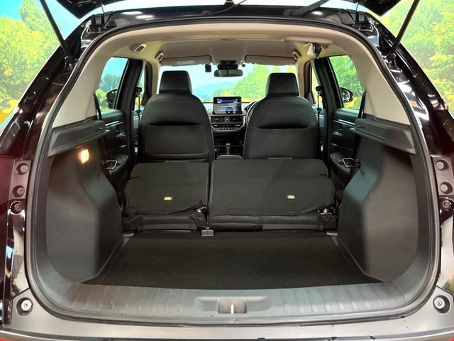 ���i�̂���������ʋ΁A���}���ɏ\���ȉ׎��X�y�[�X���m�ۂ��Ă���܂��B�Z�J���h�V�[�g��|���ƁA�傫�ȉו��̐ύڂ��\�ł���