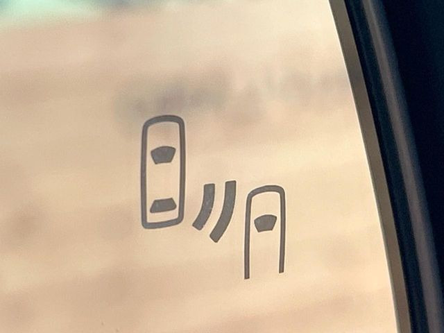 【ブラインドスポットモニター】走行中、ドアミラーの死角になりやすい箇所に後続車が接近するとサイドミラーのレンズに警告を表示!ドライバーに注意喚起をしてくれます。