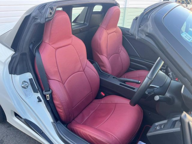 【ハーフレザーシート】高級感と座り心地を両立した人気のシート♪背面・座面はスエード調となっており、肌触りや滑りにくさに優れています。気温や服装に左右されず快適にお乗りいただけます