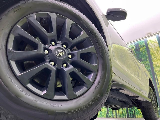 【純正18インチアルミホイール】外観にマッチした純正アルミホイールを装着しております。各種社外アルミホイールや、スタッドレスタイヤも取扱いしております。是非ご相談ください♪