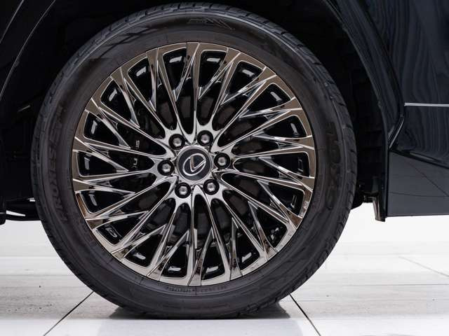 当店は高級輸入車専門店だからこそ整備に力を入れています。カスタム依頼はもとより各種コーディング作業や車検整備など、毎月多くのお客様からお問い合わせがあり、ご用命を頂いております。