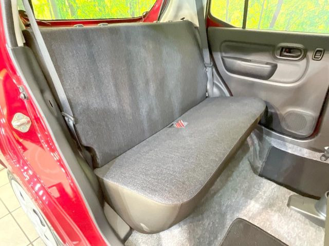後部座席も気になるようなキズ・汚れやへたり等、大きなダメージはなく、良好な状態です。