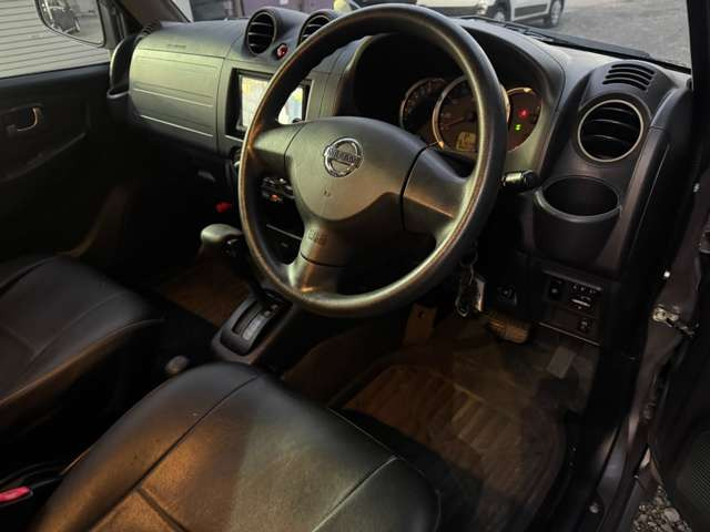 ☆納車までに車両美装など専任スタッフが作業いたします☆ 内装はスチーム洗浄をはじめ、できるだけ気分よくお乗りいただけるよう美装いたします!外装は機械で磨きをかけて、ワックスコーティングをかけています。