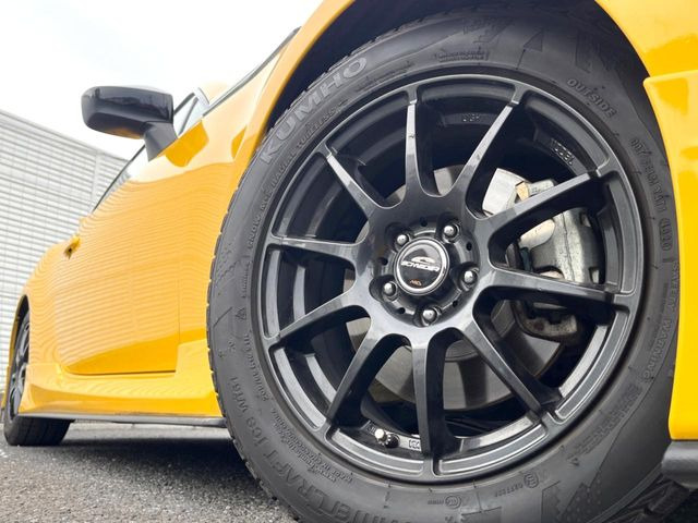 �y�A���~�z�C�[���z�O�ςɃ}�b�`�����A���~�z�C�[���𑕒����Ă���܂��B�e��A���~�z�C�[����A�X�^�b�h���X�^�C�����戵�����Ă���܂��B���񂲑��k����������