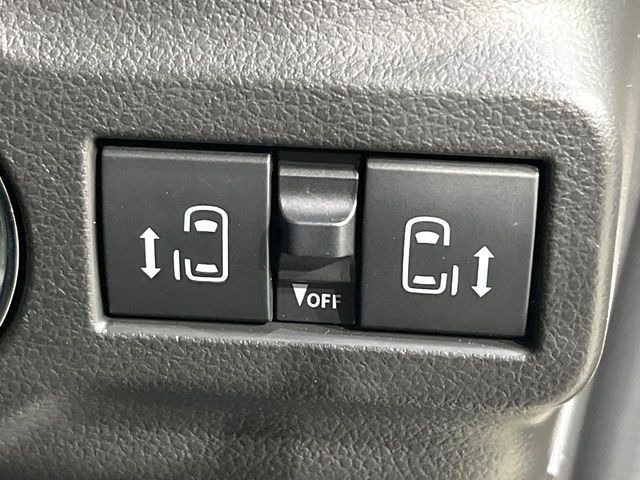 【両側パワースライドドア】スマートキーや運転席のスイッチで後席両側スライドドアの開閉が可能♪電動だから力を入れてドアを開ける必要が無く、小さなお子様でも簡単に開け閉めでき快適です♪