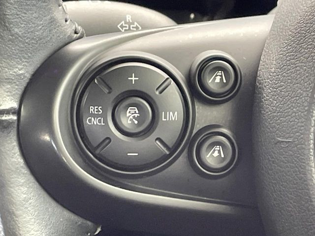 ●アクティブクルーズコントロール:前の車との車間距離を一定にとりつつ、一定速度で自動走行してくれる次世代のクルーズコントロール!主に高速道路や自動車専用道路で使用する便利な機能です!