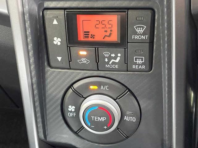 【オートエアコン】一度お好みの温度に設定すれば、車内の温度を検知し風量や温度を自動で調整。暑い…寒い…と何度もスイッチ操作をする必要はありません。快適な車内空間には必須の機能ですね♪