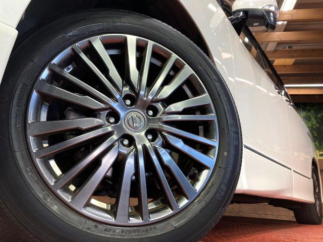 �y����18�C���`�A���~�z�C�[���z�O�ςɃ}�b�`���������A���~�z�C�[���𑕒����Ă���܂��B�e��ЊO�A���~�z�C�[����A�X�^�b�h���X�^�C�����戵�����Ă���܂��B���񂲑��k����������