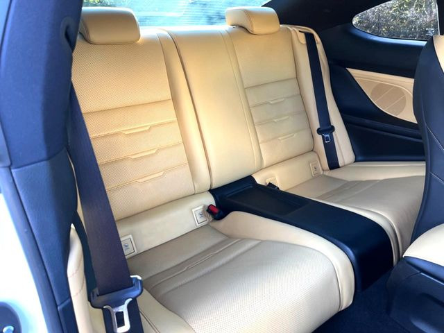 後部座席も気になるようなキズ・汚れやへたり等、大きなダメージはなく、良好な状態です。