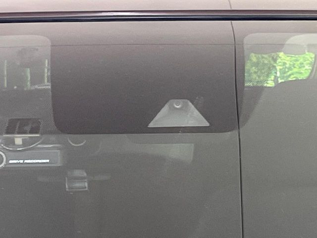 【エマージェンシーブレーキ】走行中に前方の車両等を認識し、衝突しそうな時は警報とブレーキで衝突回避と被害軽減をアシスト。より安全にドライブをお楽しみいただけます。