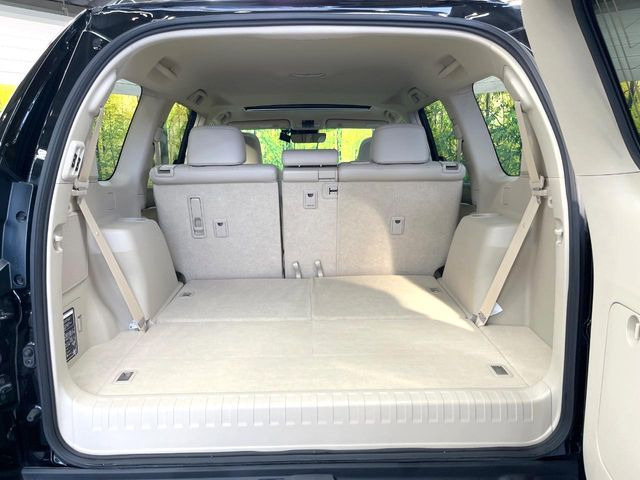 後席を格納すると、これだけの広さが!シーンに合わせたシートアレンジで、大きな荷物も積むことが出来ます♪