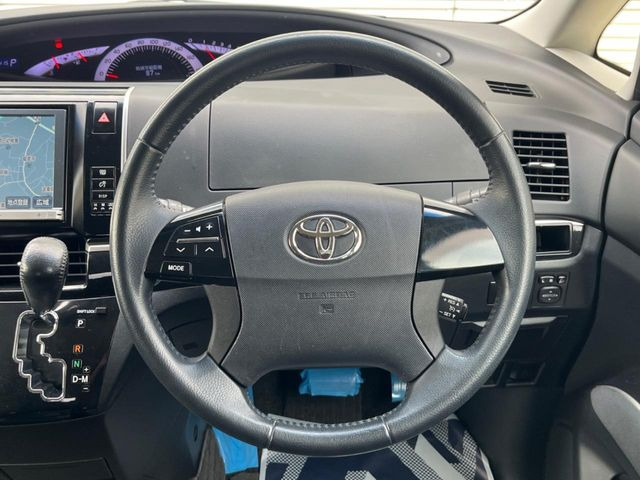 インテリアに合わせたデザインのステアリングは、運転される方のことも考え、運転しやすい形状、大きさです。是非一度、実際に触ってお確かめください。