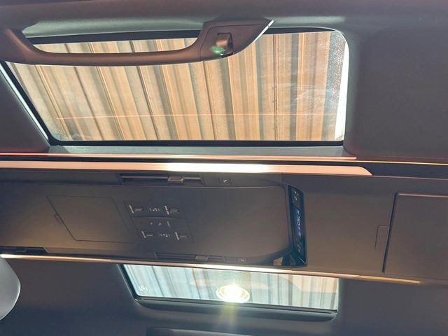 【パノラマルーフ】大型のガラスルーフ搭載で車内の解放感が一気にアップ!開放的なドライブをお楽しみいただけます。