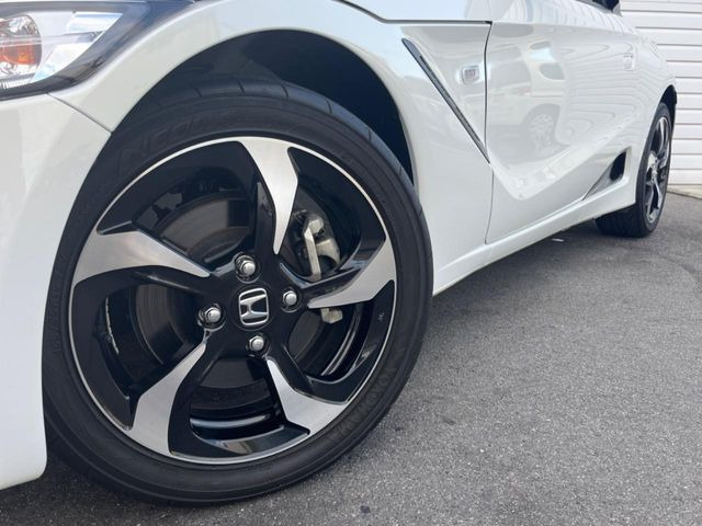 【純正16インチアルミホイール】外観にマッチした純正アルミホイールを装着しております。各種社外アルミホイールや、スタッドレスタイヤも取扱いしております。是非ご相談ください♪